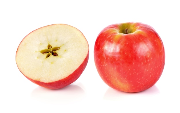 Świeży czerwony jabłko na białym tle