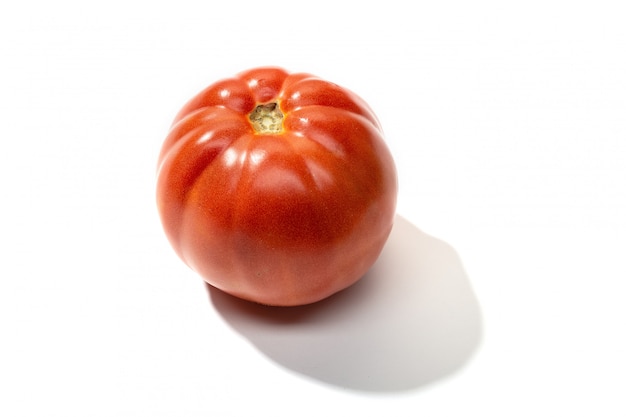 Świeży czerwony pomidor odizolowywający