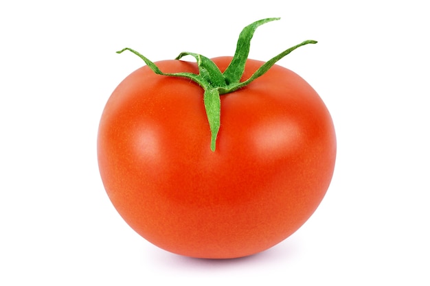 Świeży czerwony pomidor z zieloną łodygą na białym tle