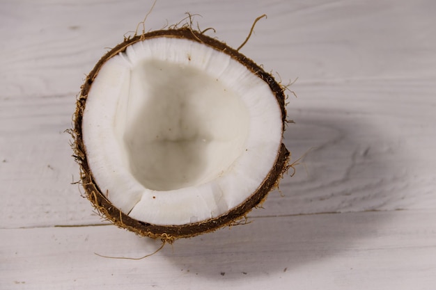 Świeży, dojrzały kokos na białym drewnianym stole Widok z góry