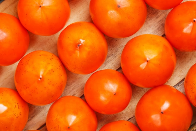 Świeży dojrzały persimmons w rynku, Persimmons powierzchnia