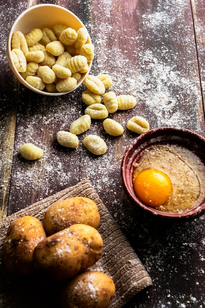 Świeży domowej roboty kartoflany gnocchi przygotowywający kucharstwo. Włoskie jedzenie. Wegetariańska dieta wegańska