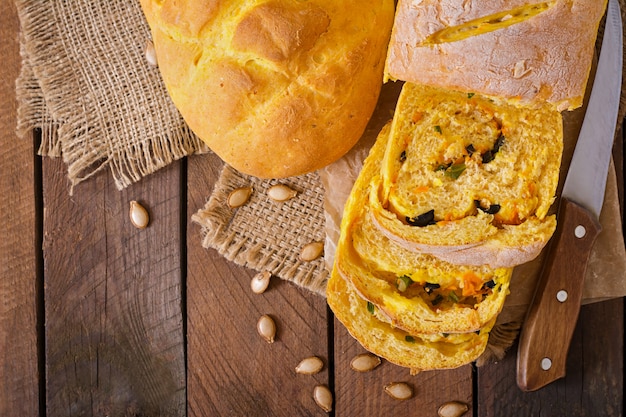 Świeży domowy chleb z dyni, plastry dyni i oliwki