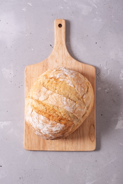 Zdjęcie Świeży domowy chrupiący chleb, widok z góry. bagietka. chleb na zaczynie. przaśny chleb