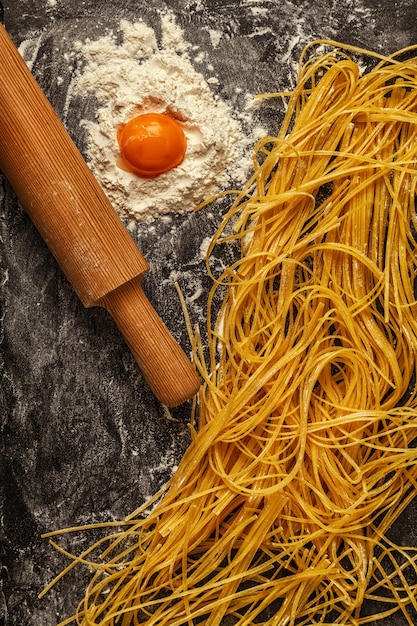 Świeży domowy makaron, spaghetti.