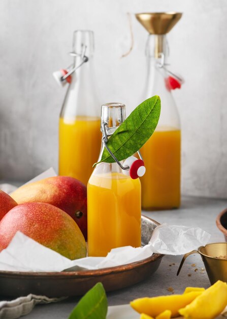 Świeży Domowy Sok Z Mango W Szklanej Butelce Ze świeżymi Dojrzałymi Owocami I Liśćmi