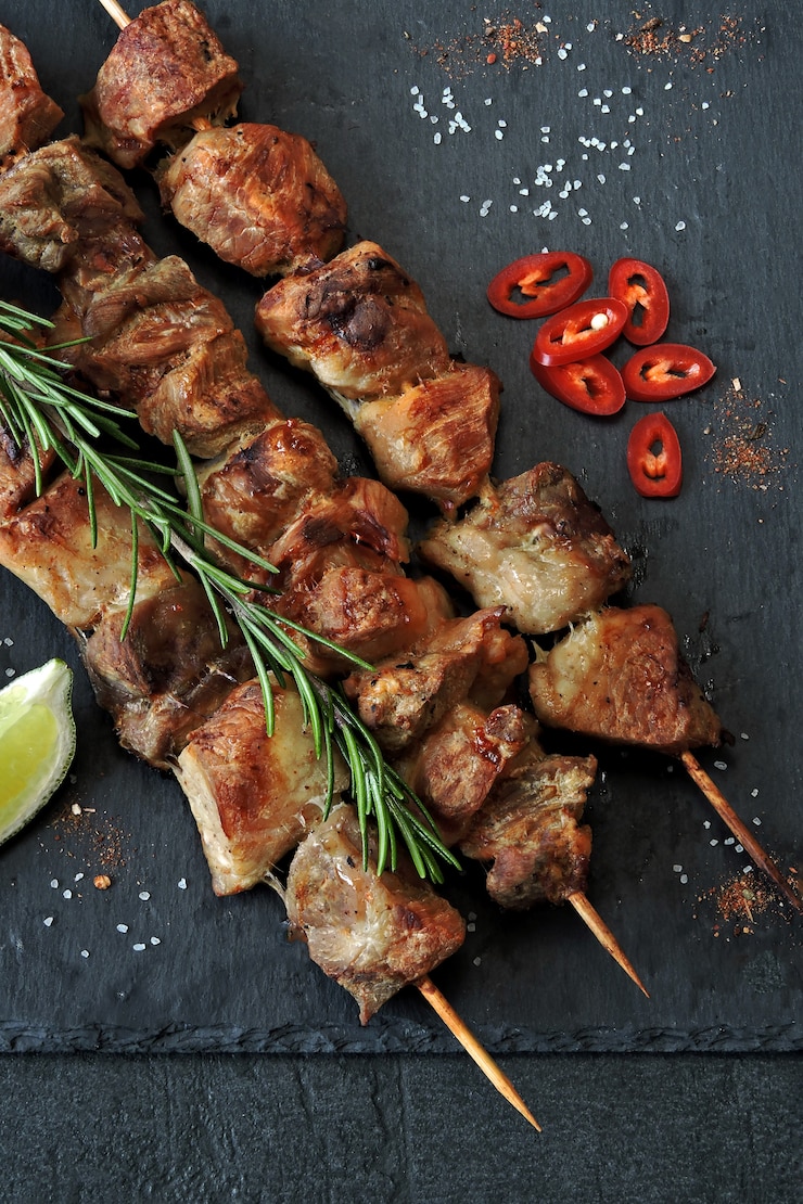 Zdjęcie świeży gorący kebab z rozmarynem, wapnem i chili