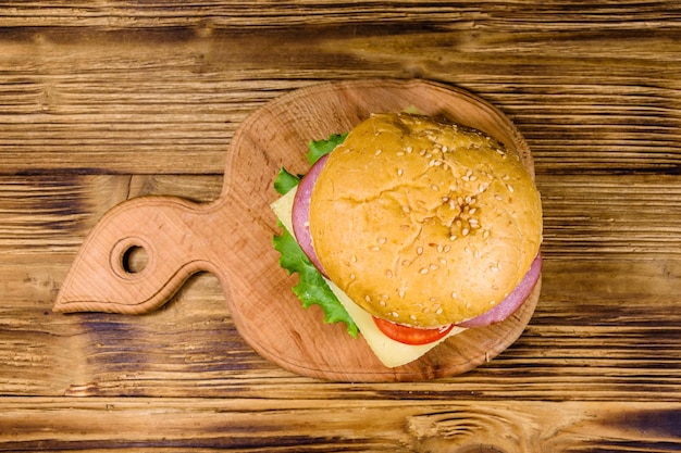 Świeży hamburger na drewnianej desce do krojenia Widok z góry