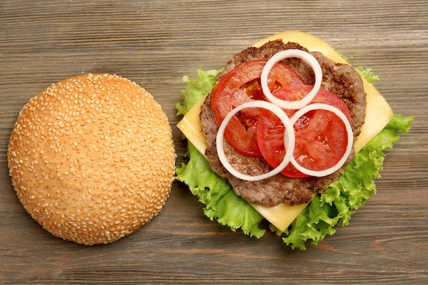 Świeży hamburger na podłoże drewniane