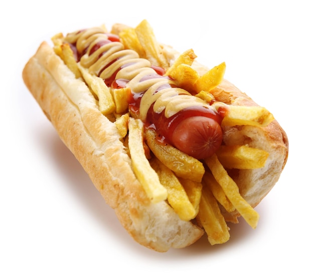 Świeży hot dog wyizolowany na białym
