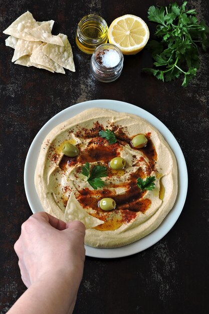 Świeży hummus. Kuchnia bliskowschodnia. Zdrowa przekąska.