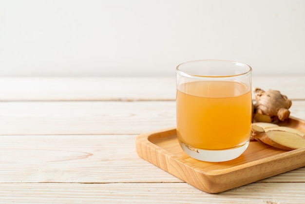 świeży i gorący szklany sok imbirowy z korzeniami imbiru - zdrowy styl napoju