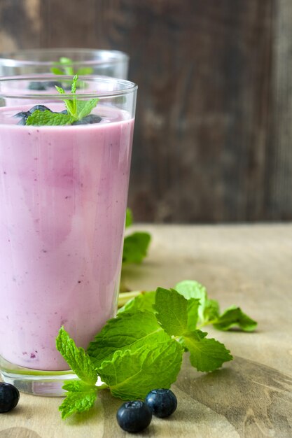 Świeży Jagodowy Smoothie W Szkle Na Drewnianym Stole