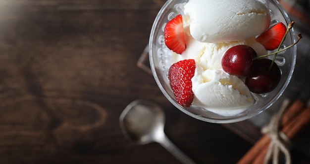 Świeży jogurt z jagodami Lody w misce ze świeżymi i soczystymi truskawkami i wiśniami Deser z czerwonymi jagodami