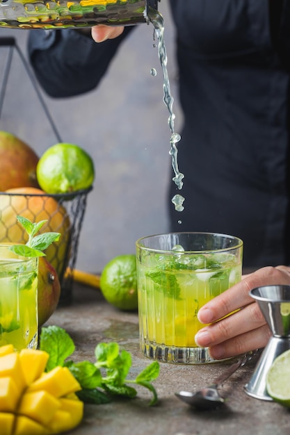 Świeży koktajl mojito z mango z limonką i miętą w szklance