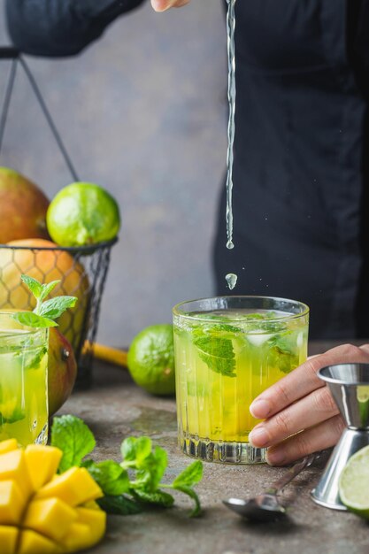 Świeży koktajl mojito z mango z limonką i miętą w szklance