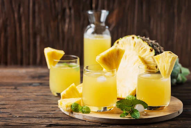 Świeży letni sok ananasowy
