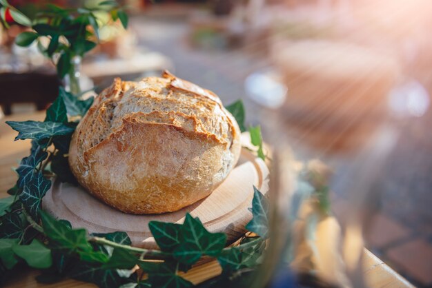 Zdjęcie Świeży loft chleb na stole