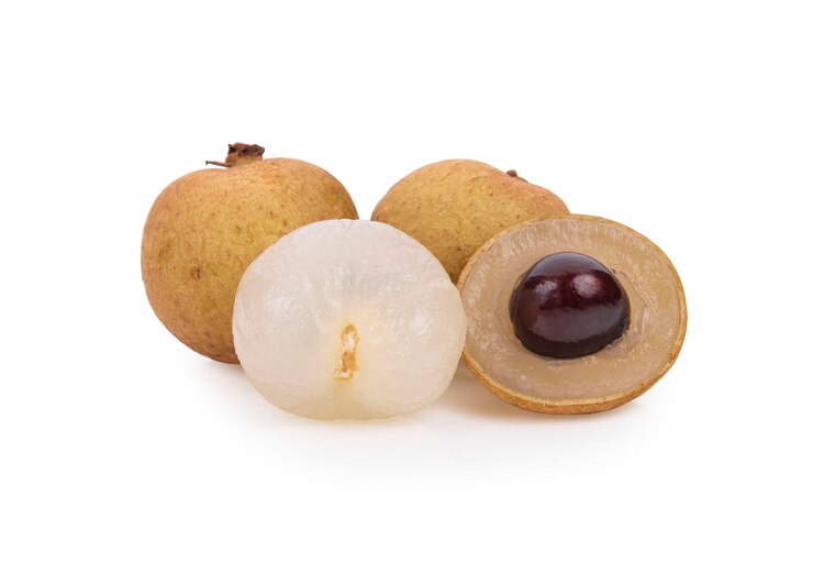 Świeży longan na białym tle
