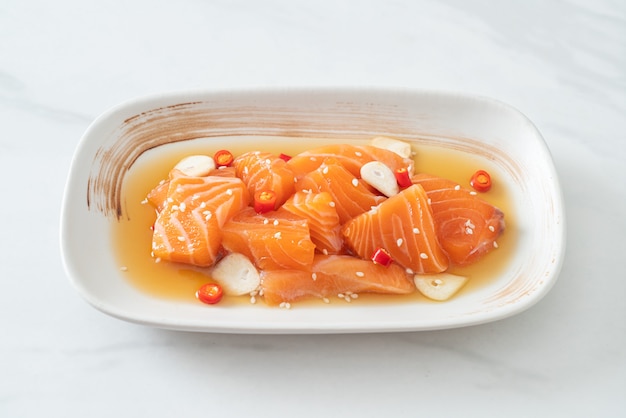 świeży łosoś surowy marynowany shoyu lub sos sojowy marynowany w łososiu - azjatyckie jedzenie