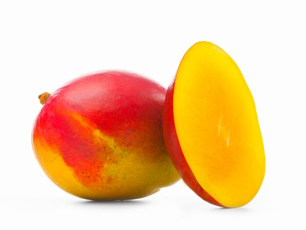 Świeży mango na białym tle