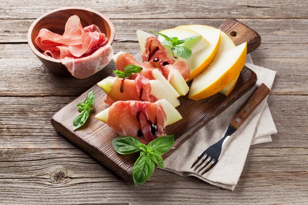 Świeży melon z szynką prosciutto i bazylią