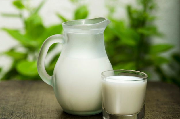 Świeży nabiał Mleko lub substytut zbóż dla mleka w słoiku i szkle