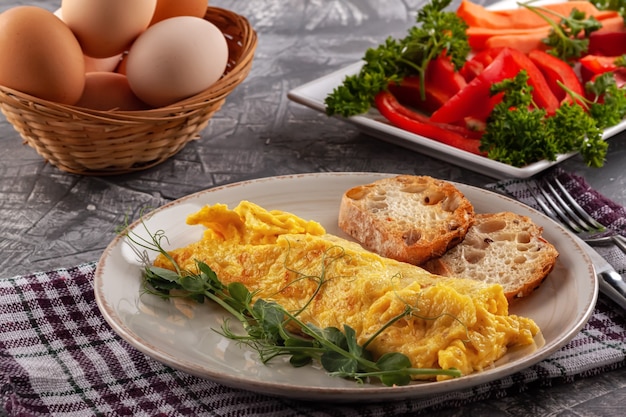 Świeży omlet francuski ze świeżymi warzywami. Jedzenie wegetariańskie