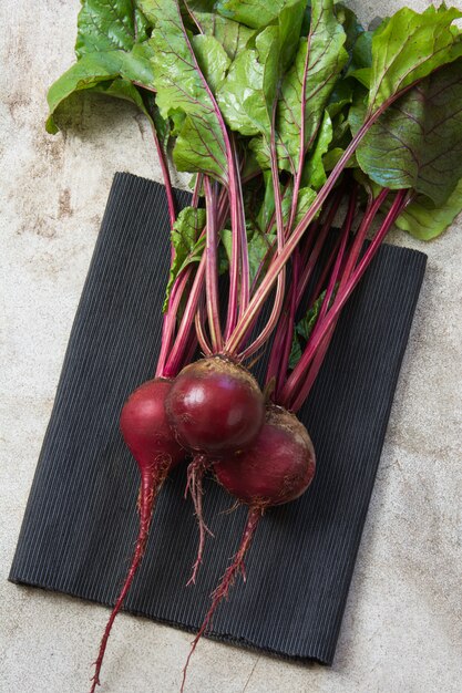 Świeży organicznie burak na rocznika stole. Widok z góry.