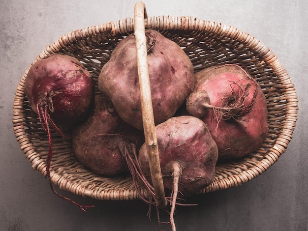 Świeży organiczny burak w wiklinowym koszu