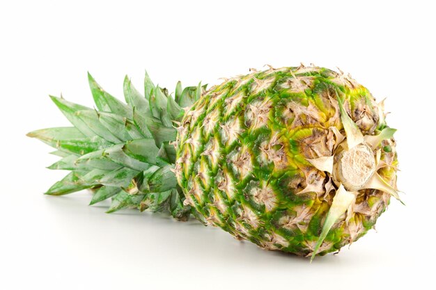 Świeży organiczny dojrzały ananas na białym tle