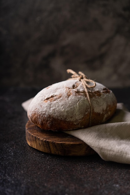 Świeży organiczny domowy chleb ciabatta na ciemnym rustykalnym tle chleb na zakwasie