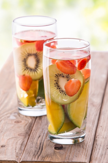 Świeży Owoc Aromatyczna Woda O Smaku Mieszanki Kiwi, Mango I Słomy