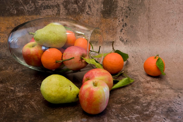 Świeży owoc. Czerwone jabłka, gruszki i mandarynki