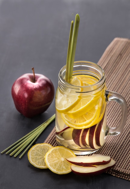 Świeży Owoc Smakowana Woda Z Jabłek, Cytryny I Cytryny
