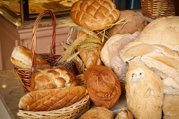 Świeży pachnący chleb i pszenica na stole. koncepcja żywności. Zdjęcie piekarni.
