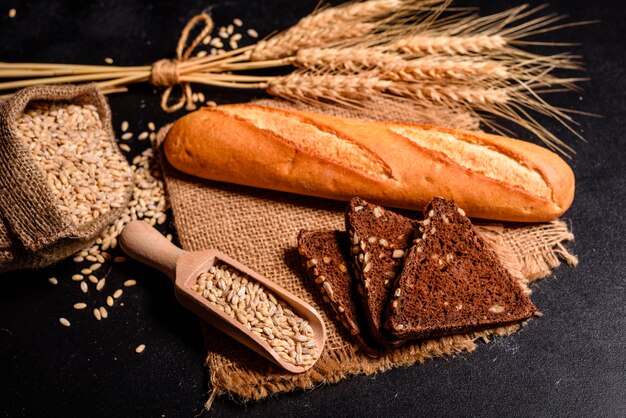 Świeży Pachnący Chleb Z Ziarnami I Szyszkami