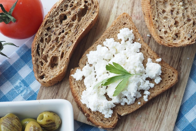 Zdjęcie Świeży paneer na chlebie na stole