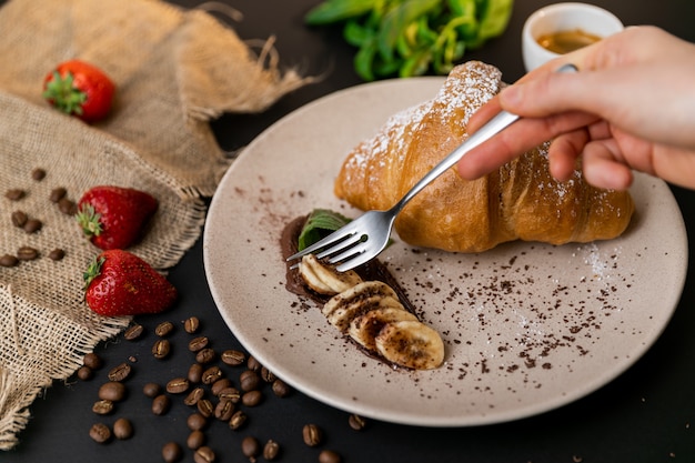 Świeży Piec Croissant na bielu talerzu