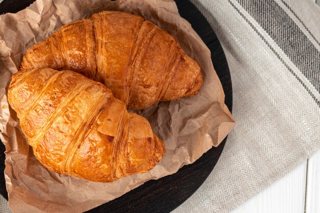 Świeży piec croissant na drewnianym stołu zakończeniu up