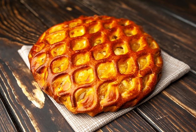 Świeży piec organicznie klasyczny Amerykański jabłczany kulebiak na drewnianym stole.