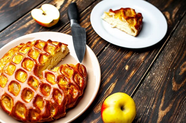 Świeży piec organicznie klasyczny Amerykański jabłczany kulebiak na drewnianym stole.