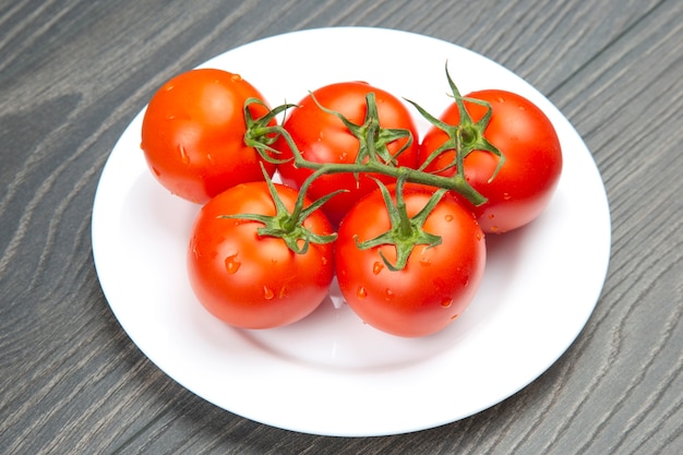 Świeży pomidor czerwony na talerzu. Witaminowa żywność roślinna