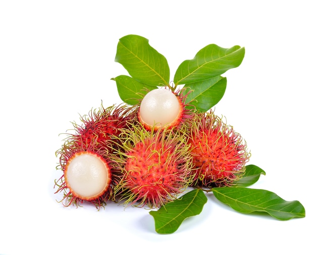 Świeży rambutan na białym tle