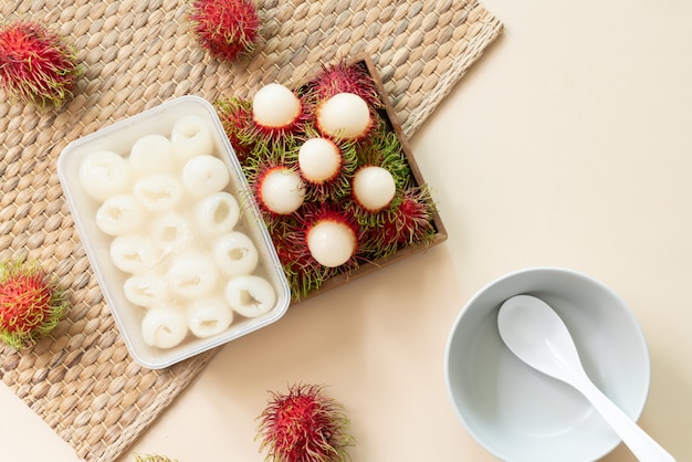 świeży rambutan w pudełku