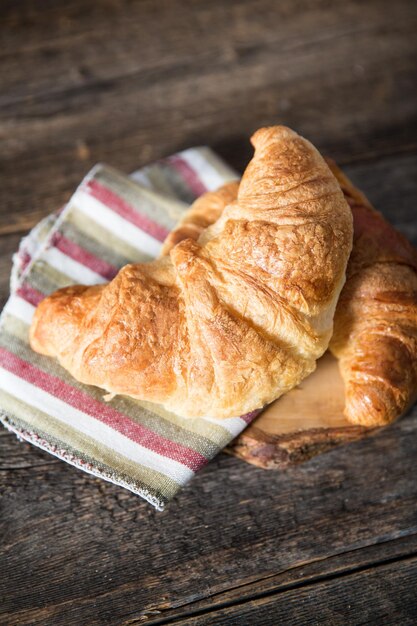 Świeży rogalik z pasiastą pieluchą