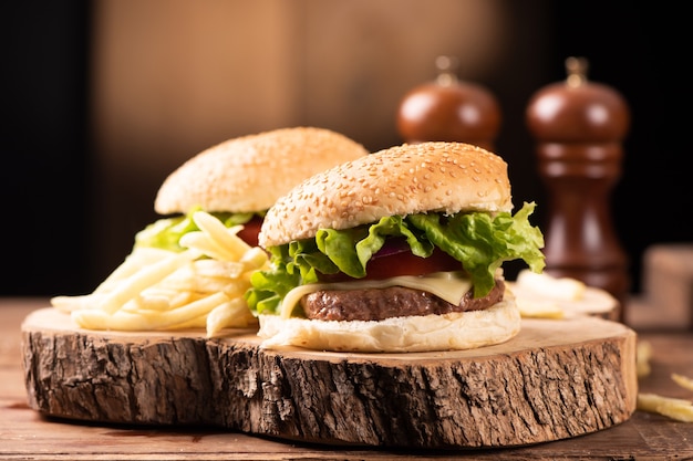 Świeży, smaczny burger i frytki na drewnianym stole