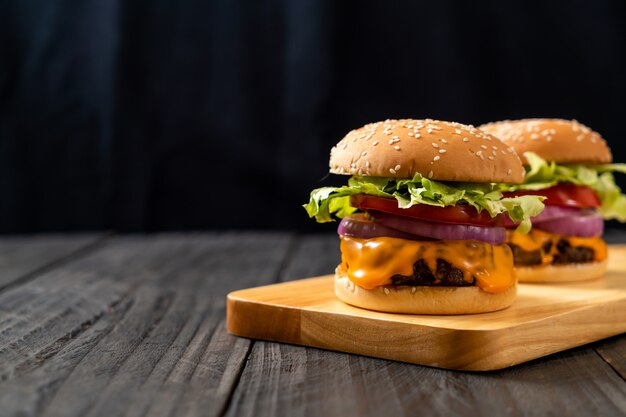 świeży smaczny burger wołowy z serem i frytkami