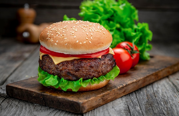 Świeży Smakowity Hamburger Na Drewno Stole