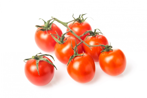 Świeży soczysty czerwony czereśniowy pomidorowy wiązki zbliżenie odizolowywający.